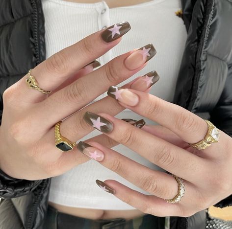 Short Square Nails Brown Design, Nails Acrylic Pink And Brown, Brown And Pink Nails Acrylic Short, Star Nails Aesthetic Y2k, Brown Pink Nails Design, Pink Brown Nails Design, Star Design Nails Y2k, Brown And Pink Nail Ideas, Tyler Inspired Nails