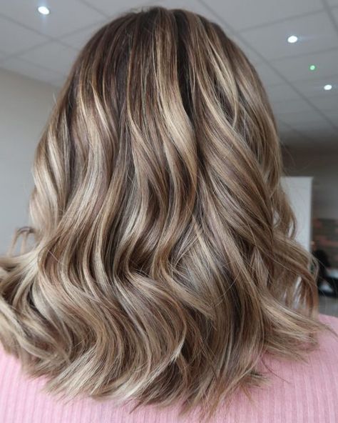 25 Stunning Light Brown Hair with Blonde Highlights to Copy Light Brown Hair With Blonde, Brown Hair With Blonde, Hair With Blonde Highlights, Blonde Highlights On Dark Hair, Brunette Hair With Highlights, Balayage Blonde, Short Brown Hair, Dirty Blonde Hair, Brown Hair With Blonde Highlights