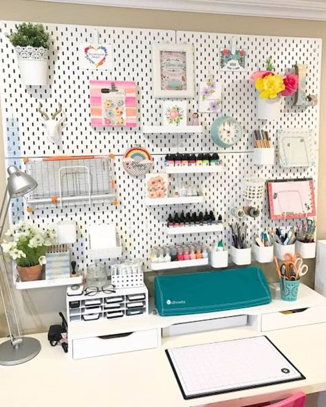 Pegboard Craft Room, Pegboard Kitchen, Ikea Pegboard, Ikea Skadis, Pegboard Storage, Diy Playroom, Pegboard Organization, Pantry Room, Pegboard Accessories