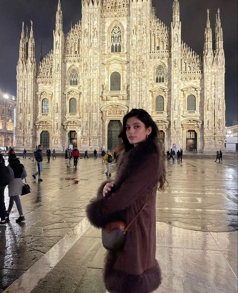 Milan In October, Milan Aesthetic Outfit, Milan Winter Aesthetic, Milan Photo Ideas Winter, Rome Winter Aesthetic, Italian Winter Aesthetic, Milan Instagram Pictures, Milan Aesthetic Girl, Milan Photo Ideas