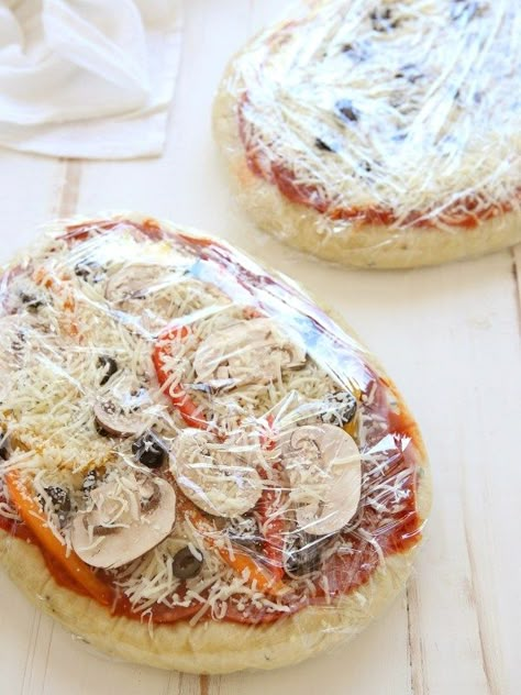 How to freeze homemade pizza - Completely Delicious Freeze Pizza, Homemade Frozen Pizza, Freeze Pizza Dough, Completely Delicious, Homemade Pizzas, Freezer Dinners, Pizza Roll, Freezer Friendly Meals, Freezable Meals