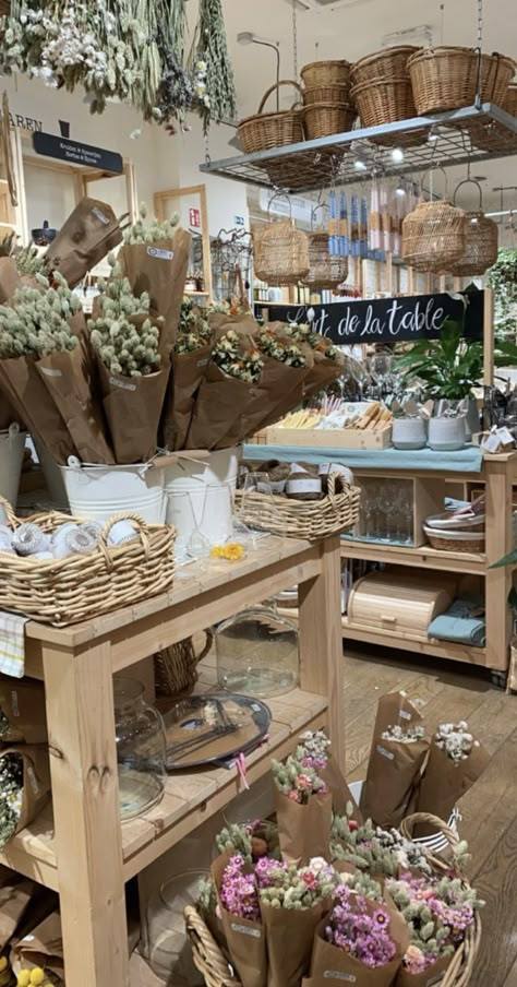 Flower Shop Inspiration, Rustic Flower Shop, Boho Retail Store, Floral Shop Ideas, Florist Shop Interior, Gift Shop Interiors, Flower Shop Display, Boutique Store Displays, Garden Center Displays