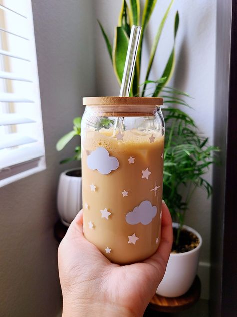 This cute cloud & stars cup will make your beverages even more enjoyable! Our 16oz glass cups are great for your friends, family members, or just for yourself! It can be a birthday gift, bridesmaid gift, or even for baby showers! The glass is durable and able to withstand both cold and hot beverages. The design is made with permanent vinyl and heat sealed to prolong the durability and life of the vinyl.  Order includes: 16oz glass cup, silicone sealed bamboo lid, and glass straw Glass Bottle With Straw, Plastic Coffee Cup Lids Crafts Ideas, Glass Tumbler With Straw Designs, Trendy Glass Cups, Glass Can Cup Ideas, Glass Cup With Bamboo Lid Designs, Vinyl Designs For Cups, Glass Tumbler Design Ideas, Glass Cup Vinyl