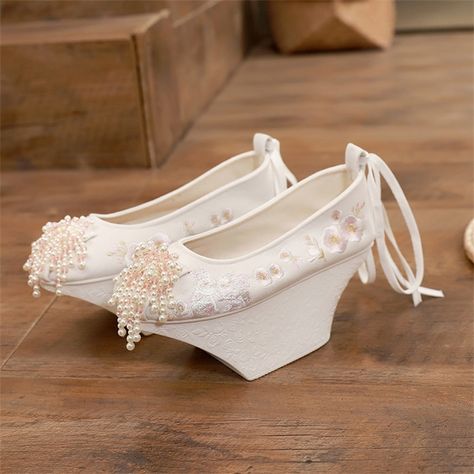 Chinese Traditional Shoes For Women, Hanfu Shoes, Asian Shoes, Heels Pearl, Pearl Tassels, Traditional Chinese Hanfu, Platforms Shoes, Chinese Shoes, Chinese Aesthetic