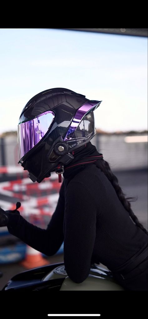 Motorcycle Babe Biker Chic, Bike Helmet Women, Motorbikes Women, Purple Motorcycle, Biker Girl Outfits, Motorcycle Helmet Design, Womens Motorcycle Helmets, Biker Helmets, Biker Photoshoot