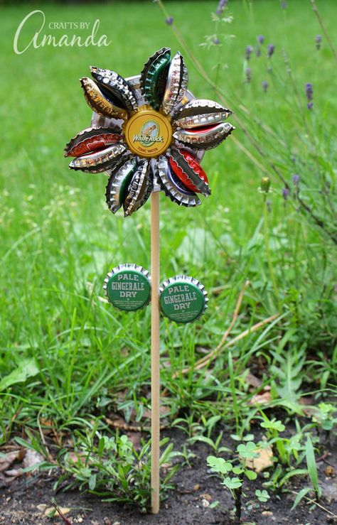 Recycled Bottle Cap Flower Garden Stake | FaveCrafts.com Lon Bia, Recycle Bottle Caps, Bottle Cap Projects, Bottle Cap Art, Garden Crafts Diy, Beer Caps, Bottle Cap Crafts, Metal Bottles, Diy Art Projects