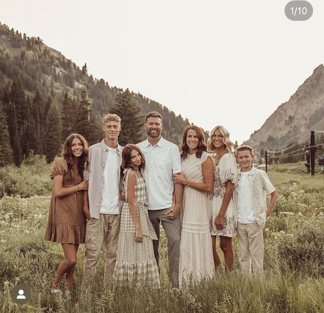 Tan And White Family Photos, Neutral Colored Family Photos, Family Photoshoot 7 People, Family Photos 10 People, Brown And White Family Photo Outfits, Ivory Family Photo Outfits, Fall Photoshoot Large Family, Taupe Family Pictures Outfits, Large Family Photos Fall