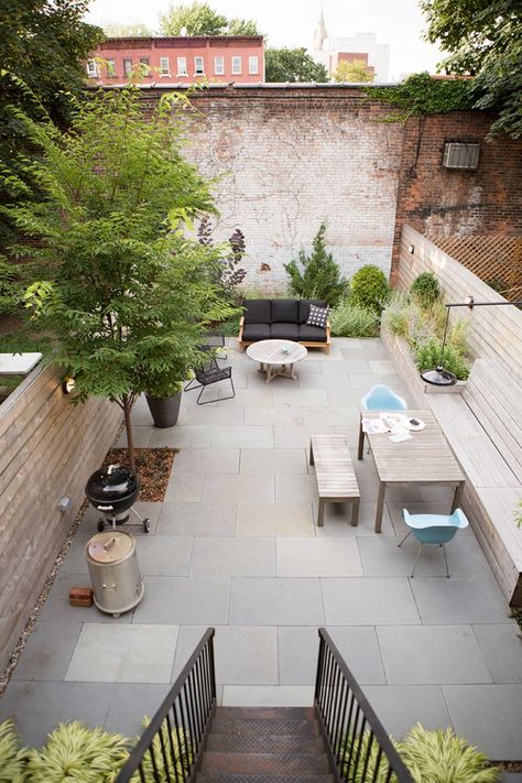 The Brooklyn homeowner was a busy guy. He wouldn't have time to look after a garden—but he knew his derelict backyard could be turned into a cool, modern space to relax. Enter New Eco Landscapes. A month later, this was the result: Patio Chico, Brooklyn Backyard, Garden Sitting Areas, Low Maintenance Backyard, Urban Backyard, Backyard Ideas For Small Yards, Courtyard Gardens Design, Bed Stuy, Garden Designer