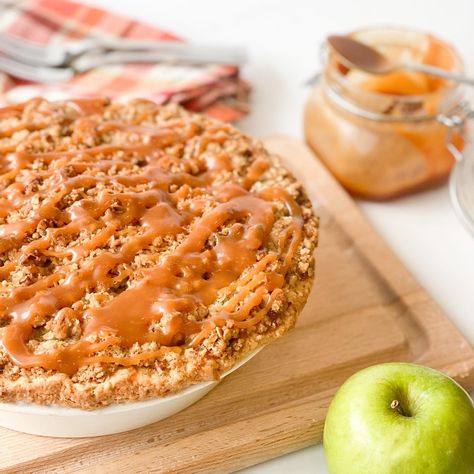 Caramel Dutch Apple Pie, Caramel Apple Pie Recipes, Delicious Thanksgiving Desserts, Apple Pecan Pie, Dutch Apple Pie Recipe, Apple Pie Cake, Pie Crust Recipe Easy, Salted Caramel Apple Pie, Apple Crumble Pie