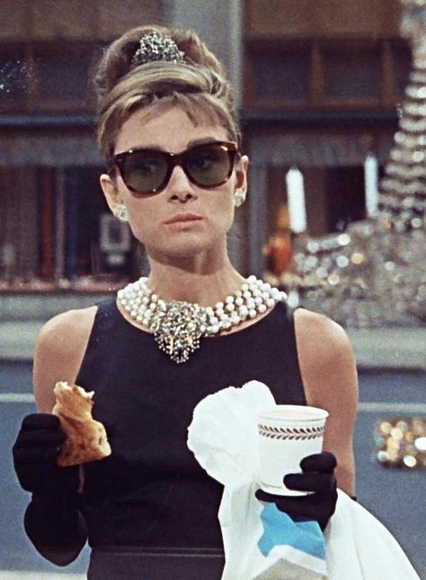 7 Iconic Audrey Hepburn Looks to Copy This Halloween Audrey Hepburn Halloween Costume, Hollywood Halloween Costumes, Audrey Hepburn Costume, Audrey Hepburn Photos, Tiffany Party, Hollywood Party Theme, Hollywood Costume, Audrey Hepburn Style, Classy Lady