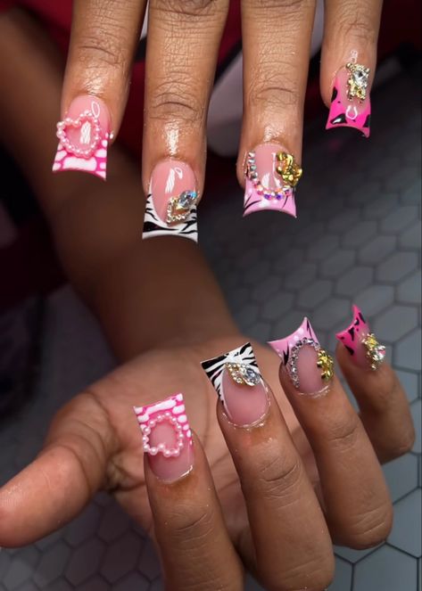 Shorties Nails Coffin, Y2k Nails Acrylic Short Pink, Short Duck Nails With Charms, Short Nail Freestyle, Short Duck Nails Acrylic Y2k, Y2k Short Junk Nails, Pink Duck Nails Acrylic, Cute Short Duck Nails, Baddie Duck Nails