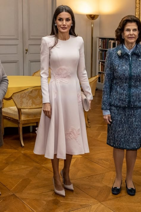 Queen Letizia in Gorgeous Pink for Day 2 in Sweden Queen Letizia Dress, Queen Letizia Style, Dusty Pink Style, Stylish Office Wear, Düşes Kate, Business Dress Women, Dusty Pink Dresses, Elegant Outfit Classy, Stylish Office