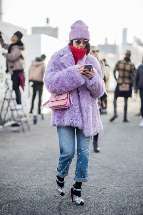 Purple Fur Coat Outfit, Lavender Clothing, Purple Fur Coat, Style Inspiration Minimalist, Lilac Coat, Winter Street Fashion, Fur Outfit, Edgy Street Style, New York Fashion Week Street Style