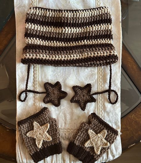 Crochet Cold Weather Items, Crochet Star Hand Warmers, Crochet Y2k Accessories, Crochet Ideas Alt, Trans Crochet, Crochet Hat Aesthetic, Alt Crochet Projects, Goblincore Crochet, Hand Warmers Crochet