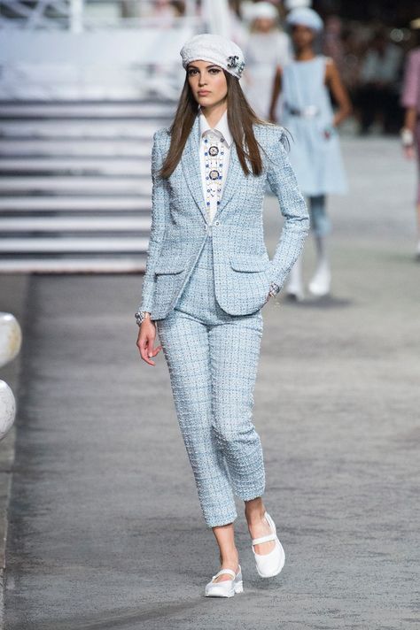 Chanel Casual Outfit Women, Chanel Outfit Classy, Chanel Fashion Outfits, Camille Hurel, Moda Chanel, Chanel Suit, Chanel Outfit, Mode Chanel, Chanel Cruise