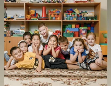 Class Pictures Ideas Group, Kindergarten Photography, Kindergarten Photos, Group Photo Poses, Group Picture Poses, Kids Cookbook, Photo Class, Class Pictures, Spring Preschool