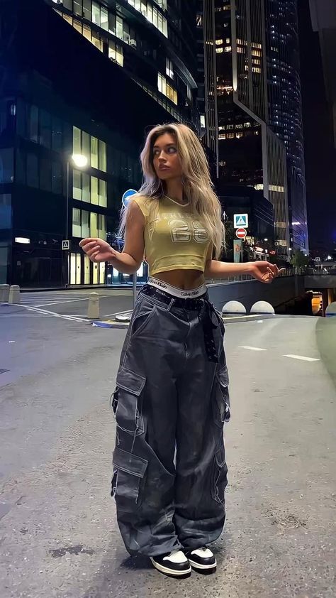 Street Core Aesthetic Outfits, Cargos Street Style, Streetwear Fashion Crop Top, Aesthetic Street Style Outfit, Crop Tops With Cargo Pants, Sportcore Outfits, Baggy Jeans Outfit Crop Top, Baggy Cargo Jeans Outfit Women, Boogie Wit Da Hoodie Concert Outfit