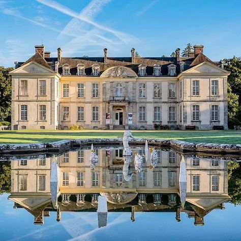 Aldous Bertram on Instagram: "Domaine de Kerguéhennec . . . . Via @patrivia.officiel #classicalarchitecture #countryhouse #englishcountryhouse #castle #mansion #palace #palazzo #chateau #interiordesign #interiordecor #aldousbertram #interiordecoration #architecturelovers #historichouses #garden #greatrooms #greathouses #georgian #lemons #dragonsandpagodas #instagram #schloss #artist #artprints #designinspo #interiorinspo #gardenlovers" Aldous Bertram, Mansion Palace, Castle Mansion, English Country House, Classical Architecture, Garden Lovers, Interior Inspo, Historic Homes, Design Inspo