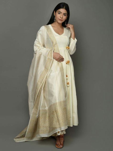 Pinterest : @bhavi91 Onam Salwar Designs, Onam Salwar, Anarkali Ideas, Off White Anarkali, Suit Designs Indian Style, Cotton Anarkali Suits, डिजाइनर कपड़े, White Anarkali, Cotton Anarkali