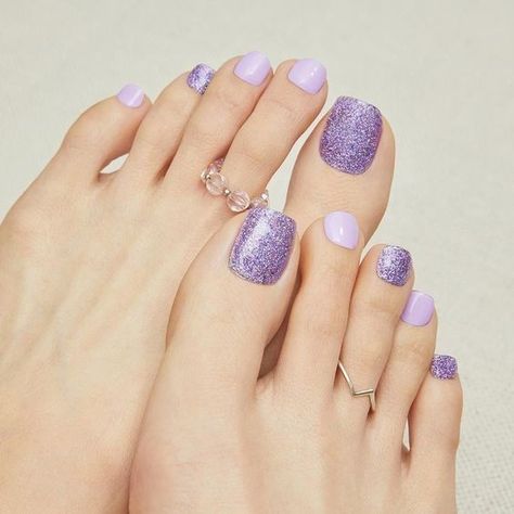 Gel Nail Pedicure, Toes Nails Designs, Toe Nails Designs, Purple Pedicure, Toe Nail Design, Purple Toe Nails, Pedicure Art, Gloss Nails, Pedicure Design