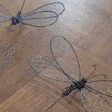 Dragonfly Yard Art, Wire Art Ideas, Chicken Wire Sculpture, Chicken Wire Art, Barbed Wire Art, Chicken Wire Crafts, Whimsical Garden Art, Wire Projects, Wire Art Sculpture