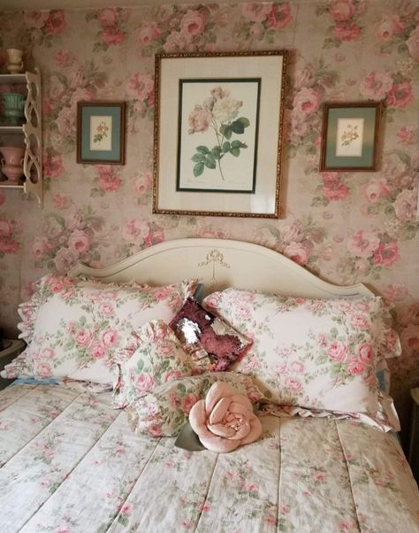 Laura Ashley Bedroom Vintage, Cottage Core Bed Room, Grandma Core Bedroom, Granny Chic Living Room, Cottage Core Bedroom Decor, Shabby Cottage Style, Shabby Bedroom, Shabby Chic Decor Bedroom, Cottage Core Decor