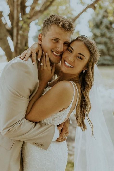 Shooting Photo Couple, Wedding Photo List, Wedding Portrait Poses, Bride Groom Photos, Wedding Picture Poses, Wedding Photography Styles, Bride And Groom Pictures, Wedding Couple Poses, Groom Photo