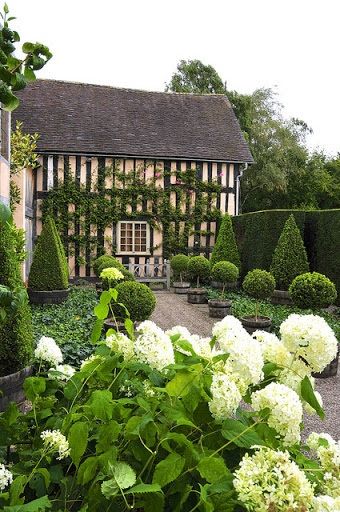 Small Backyard Gardens, English Country Gardens, Formal Gardens, Backyard Garden Design, Beautiful Backyards, White Gardens, Modern Country, Country Gardening, English Garden