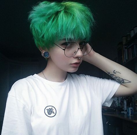 Green Hair Short, Green Short Hair, Bright Green Hair, Short Green Hair, Fete Emo, Androgynous Hair, Short Grunge Hair, Bright Hair Colors, Punk Hair