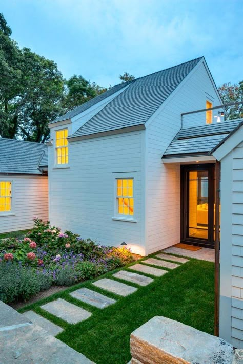 Shingled beach cottage in Martha’s Vineyard with modern elements Hidden Cottage, Cornwall House, Modern Cottage Style, Farmhouse Exterior Design, Garden Entrance, Modern Farmhouse Design, Modern Farmhouse Exterior, Beach Cottage Decor, Beach House Interior