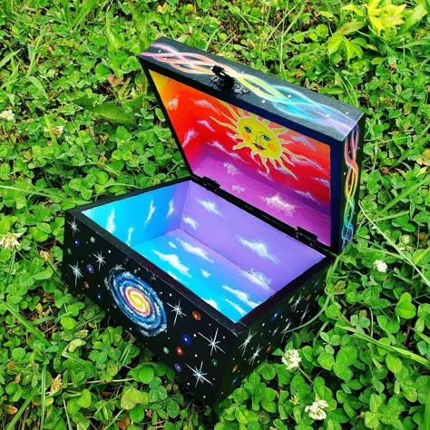 Box Paintings Ideas, Cool Box Painting Ideas, Paint A Box Ideas, Galaxy Box Painting, Money Box Painting Ideas, Wooden Painting Ideas Diy Crafts, Wooden Box Art Ideas, Painting On Wood Box Ideas, Magical Box Art