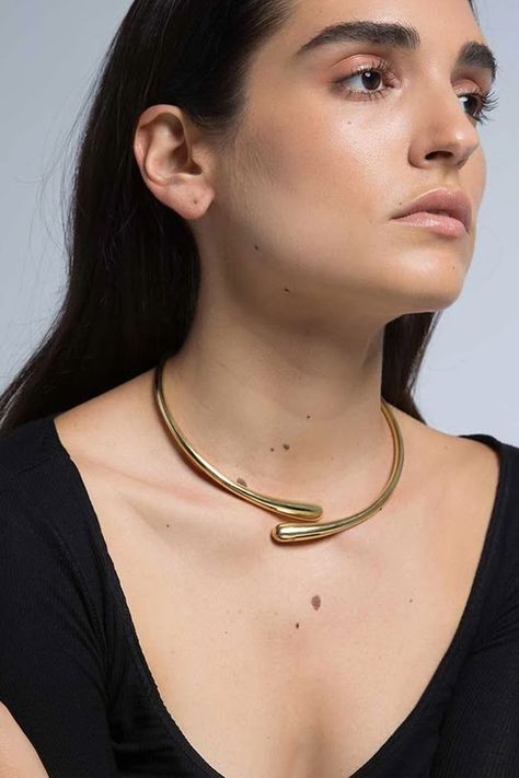 Choker Necklace Outfit, Wire Choker Necklace, Fall Jewelry Trends, Wrap Choker Necklace, Metal Choker Necklace, Gold Medallion Necklace, Artsy Jewelry, Tube Bracelet, Necklace Outfit