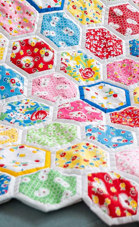 Try making this Easy Quilt As You Go Hexagon Quilt Tutorial! Jenny Doan is joined by her daughter Natalie and her daughter-in-law Misty as she demonstrates how to make a beautiful quilt-as-you-go hexie quilt. Quilt As You Go Hexie Quilt, Hexagon Block Quilts, How To Make A Hexagon Quilt Tutorials, How To Sew Hexagons Together By Machine, Hexagon Scrap Quilt, Hexagon Quilt As You Go Tutorial, How To Make Hexies, Quilt As You Go Hexies, Hexagon Patchwork Projects