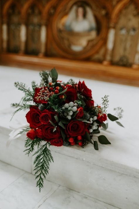 Red Winter Bouquet, Elegant Winter Wedding Bouquet, December Wedding Flowers, Winter Wedding Flowers Bouquets, Christmas Wedding Bouquets, Christmas Wedding Flowers, Winter Wedding Red, Christmas Wedding Themes, Small Wedding Bouquets