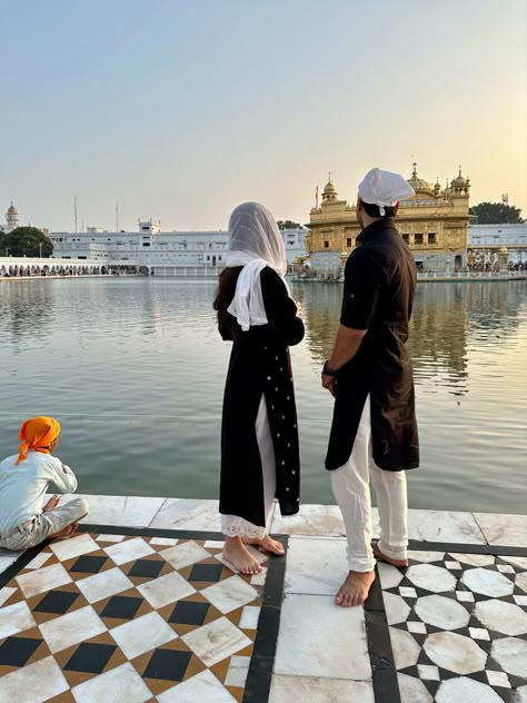 Temple Couple Poses, Golden Temple Aesthetic, Temple Aesthetic, Desi Love, 90s Bollywood, Golden Temple, Couple Picture Poses, Goals Pictures, Best Poses For Pictures