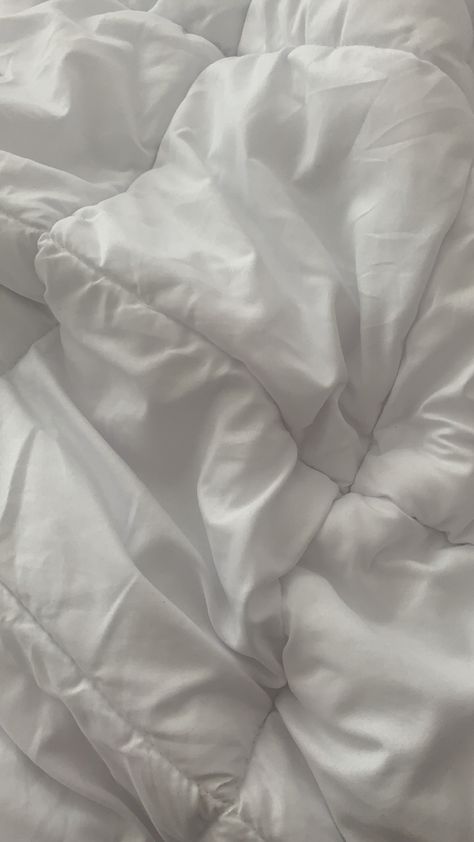 White Blanket Aesthetic Wallpaper, White Duvet Aesthetic, Bedding Aesthetic White, White Bedsheets Aesthetic, White Bed Sheets Aesthetic, White Bed Aesthetic, White Comforter Bedroom, White Bedsheets, Violet Bedroom