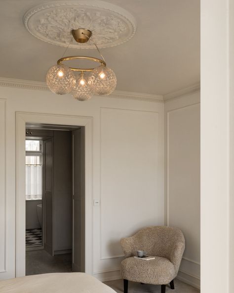 Nuura (@nuuralighting) • Instagram photos and videos Circular Pendant Light, Pendant Lamp Living Room, Chic Dining Room, Unique Chandeliers, Exterior Wall Light, Small Chandelier, Contemporary Dining Room, Chandelier Design, Luminaire Design