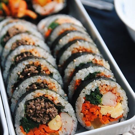 I could have this Korean rice roll #gimbap everyday. nice picture shared by @hsi26  #️⃣Tag @fotd.hk to get featured Korea Street Food, K Food, Korean Street Food, God Mat, Bulgogi, Idee Pasto Sano, Food Goals, Sushi Rolls, Food Trucks