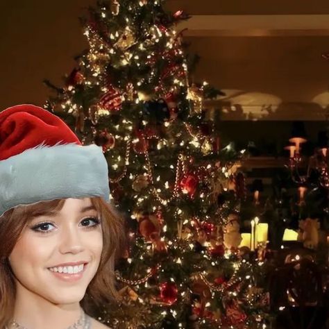 Jenna Ortega Christmas Pfp, Jenna Ortega Christmas, Maria Ortega, Christmas Core, Anti Christmas, Frog Doll, Christmas Pfp, Symbiotes Marvel, Christmas Icons