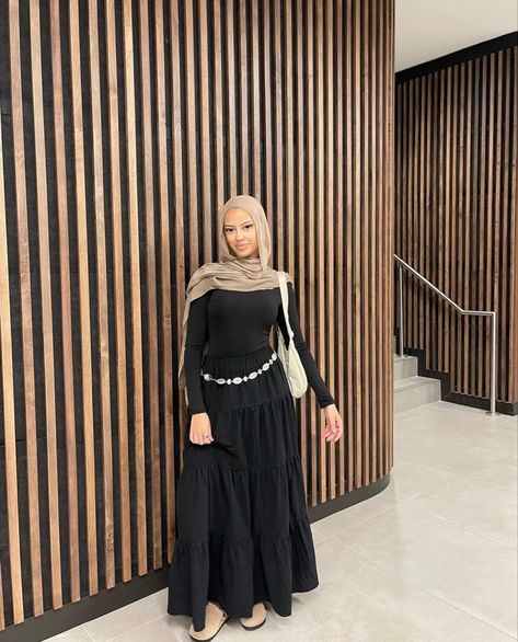 @444shayy on instagram Hijabi Black Dress Outfit, Black Skirt Hijabi Outfits, Abaya Black Outfit, Black Maxi Skirt Outfit Modest, Maxi Skirt Outfit Summer Modest, All Black Outfit Hijab, Hijabi Maxi Dress, Black Dress Hijab Outfits, Modest Festival Outfits