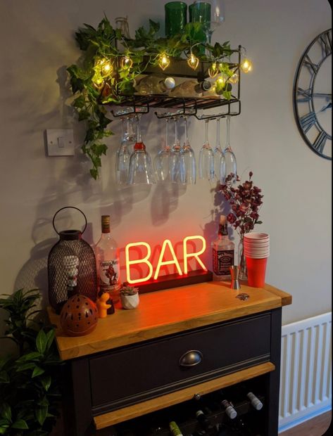 Balcon Mic, Apartment Bar, Decor Ideas Bedroom, First Apartment Decorating, Future Apartment Decor, Home Bar Designs, Bar Cart Decor, Home Bar Decor, Apartment Decor Inspiration