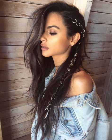 Beautiful Coachella hair by Brit Sully. More like this on amandamajor.com Bohemian Braided Hair, Hair Braid Rings, Coachella Hair, Fest Outfits, Glamorous Hair, Smink Inspiration, Bohemian Hairstyles, Festival Hair, Festival Looks