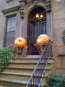 Splendid Sass: THE WEEK IN PINTEREST Fall Urn, Diy Projects For Fall, Outside Fall Decor, Large Pumpkins, Giant Pumpkin, Fall Containers, Fall Planters, Autumn Decorating, Fall Front Porch