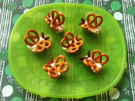 Edible Butterflies: Celery sticks filled with spinach dip, pretzels for wings and raisins for eyes! Butterfly Theme Snacks, Food That Looks Like Bugs, Enchanted Garden Party Food, Butterfly Appetizers, Fairy Party Snacks, Nature Themed Snacks, Butterfly Themed Food, Garden Theme Party Food, Nature Themed Food