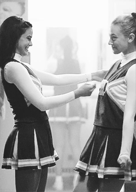 Riverdale Halloween Costumes, Riverdale Betty And Veronica, Riverdale Gifs, Riverdale Veronica, Archie Comics Riverdale, Riverdale Betty, Camilla Mendes, Cami Mendes, Betty And Veronica