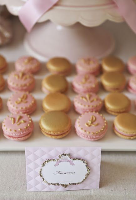 Pink and Gold Princess macarons Recipe.... either a little girls bday party or red and white for wedding<3 Gold Macaroons, Gold Macarons, Lila Party, Kue Macaroon, French Macaroons, Pink And Gold Wedding, Macaron Recipe, Cakepops, Wedding Food