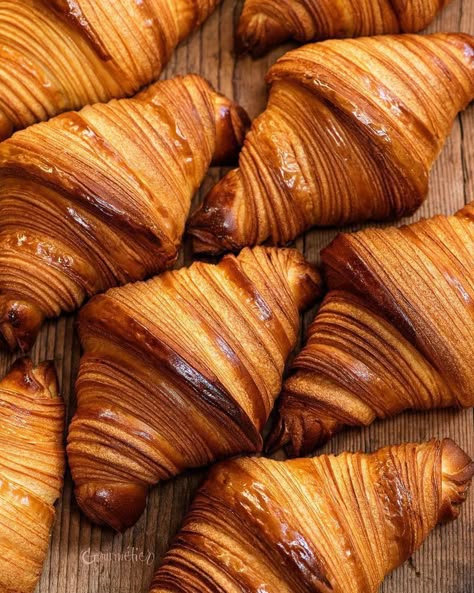 Cedric Grolet Patisserie, Making Croissants, French Croissant, Dinner Party Dishes, Croissant Recipe, Pastry And Bakery, Quick Weeknight Meals, French Pastries, Bread And Pastries