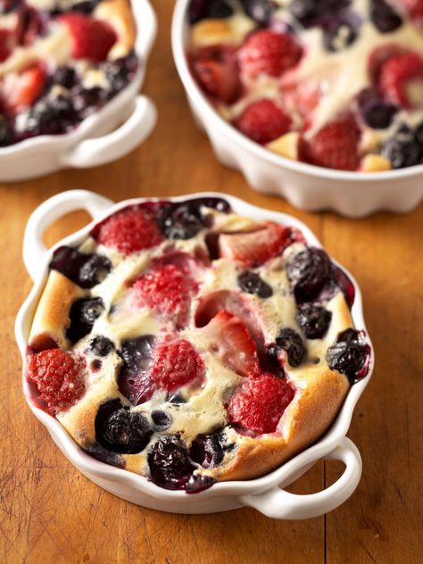 Blueberry Clafoutis, Traditional French Desserts, Clafoutis Recipes, French Dessert Recipes, Peach Dessert Recipes, Peach Desserts, Dessert Aux Fruits, French Dessert, French Desserts