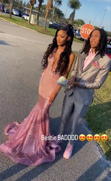 Couple Prom Outfits, Couple Prom, Pink Prom Dress, Prom Couples, Women's Wigs, Black Women Makeup, Women Photography Poses, Prom Outfits, Black Women Hairstyles