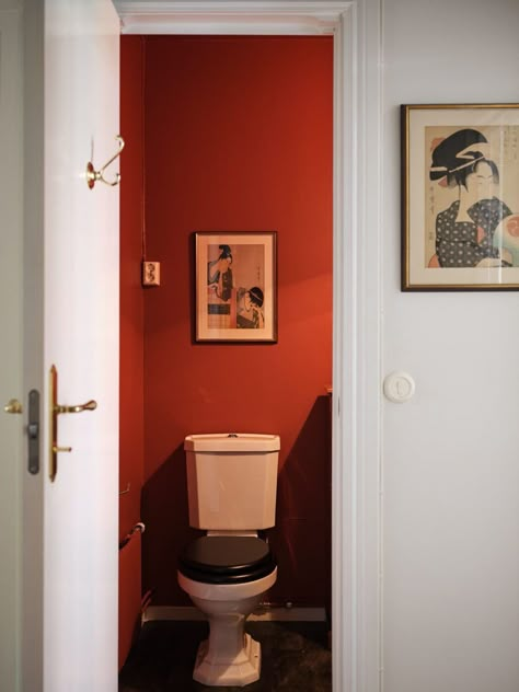 A Classic Stockholm Apartment with Floral Wallpaper 31 Red Downstairs Toilet, Toilet Room Wallpaper, Maximalism Bathroom, Wallpaper Toilet, Wallpaper Apartment, Colorful Bathrooms, Little Bathroom, Stockholm Apartment, Red Bathroom